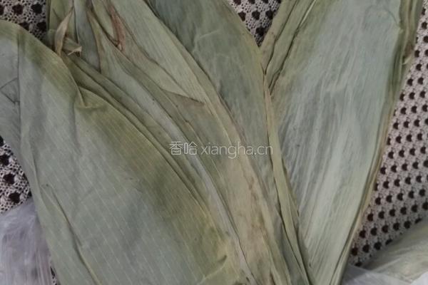 黑猪肉香糯米粽的做法图解2