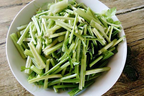 火腿炒芹菜的做法图解3