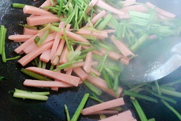 火腿炒芹菜的做法图解10