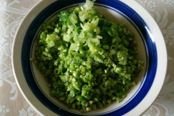 小葱 豇豆 鸡蛋 酸辣汤饺的做法图解2