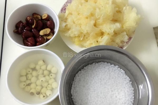 红枣银耳莲子汤的做法图解1