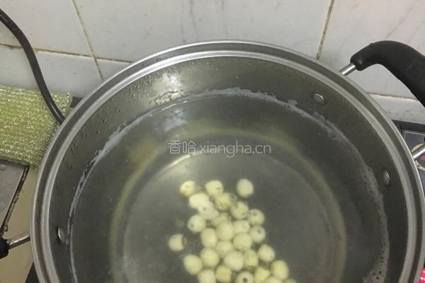 红枣银耳莲子汤的做法图解2