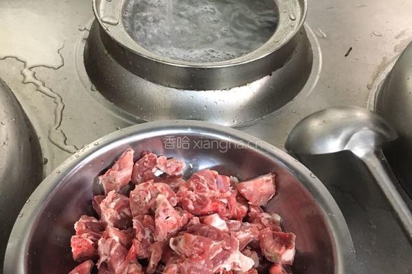 捞菜排骨的做法图解1