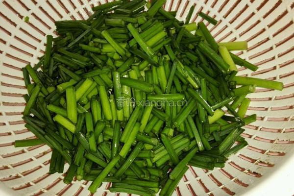 韭菜花炒虾仁的做法图解1