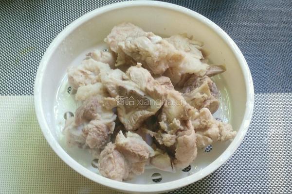 冬瓜薏仁骨头汤的做法图解3
