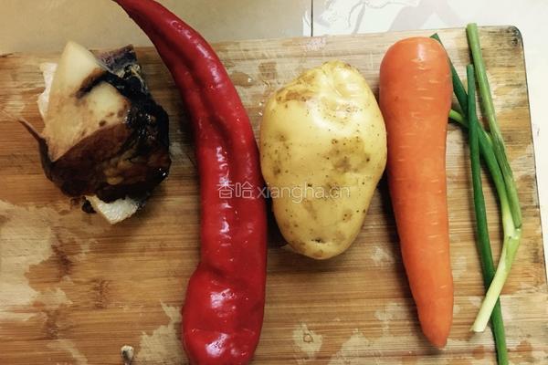 土豆胡萝卜腊肉焖饭的做法图解1