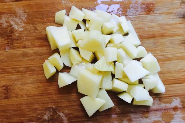 土豆胡萝卜腊肉焖饭的做法图解4