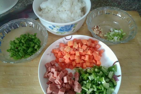 五彩炒饭的做法图解1
