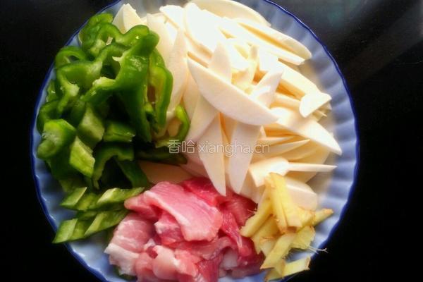 青椒肉片炒茭白的做法图解1