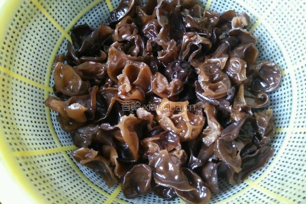 腊肠尖椒炒木耳的做法图解2