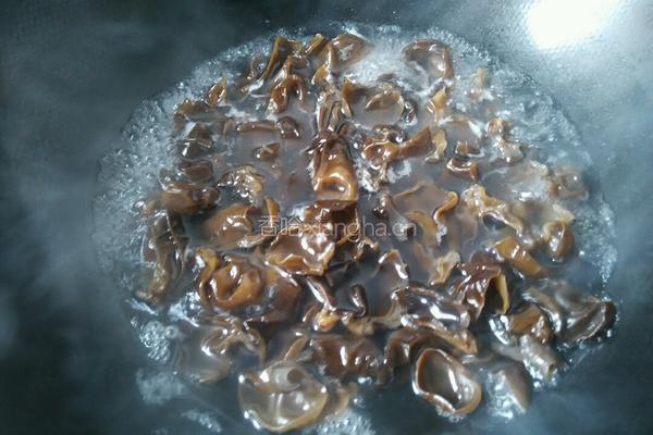 腊肠尖椒炒木耳的做法图解4
