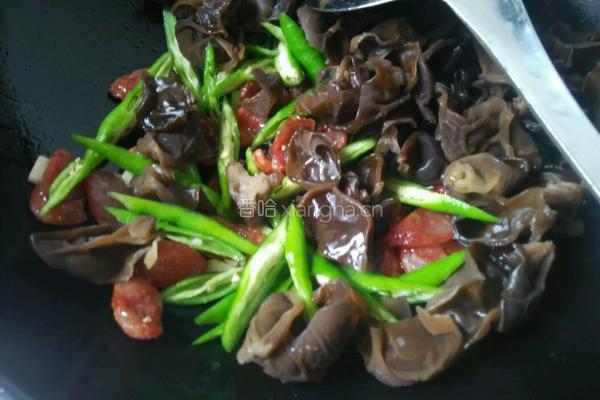 腊肠尖椒炒木耳的做法图解7