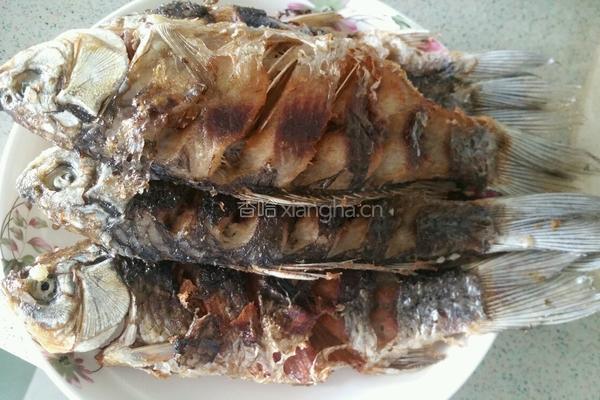 香酥鲫鱼的做法图解3