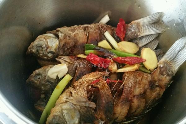 香酥鲫鱼的做法图解4