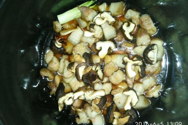 香菇炖肉的做法图解4