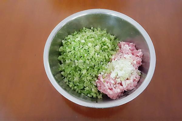 芹菜饺子的做法图解2