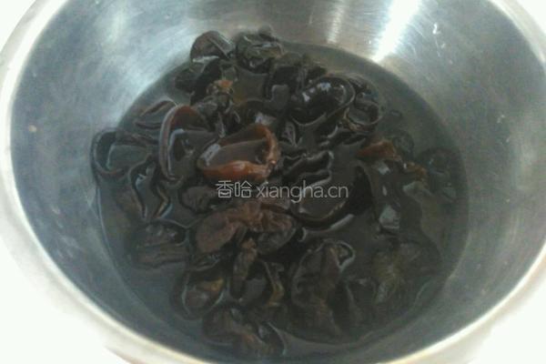 黑木耳炒山药的做法图解3