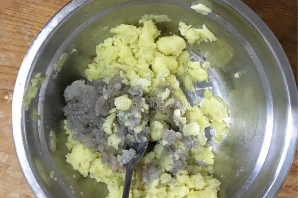 土豆泥虾球的做法图解3