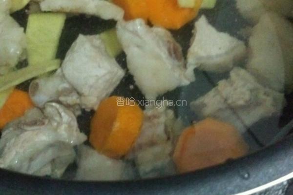 胡萝卜山药排骨汤的做法图解3