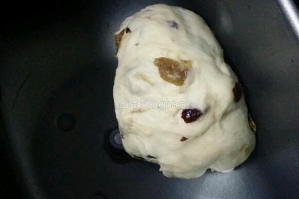 可爱的葡萄干蔓越莓软欧的做法图解3