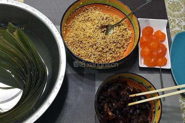 咸蛋黄肉粽的做法图解1