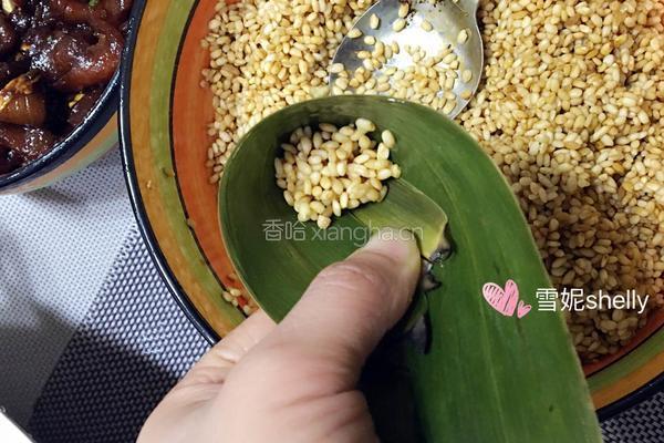 咸蛋黄肉粽的做法图解2