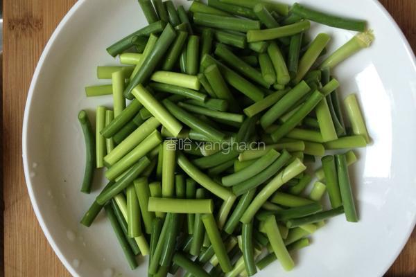 五花肉炒蒜苔的做法图解2