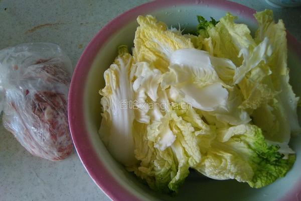 猪肉白菜饺子的做法图解1