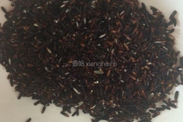 香芋黑米红豆粥。的做法图解2