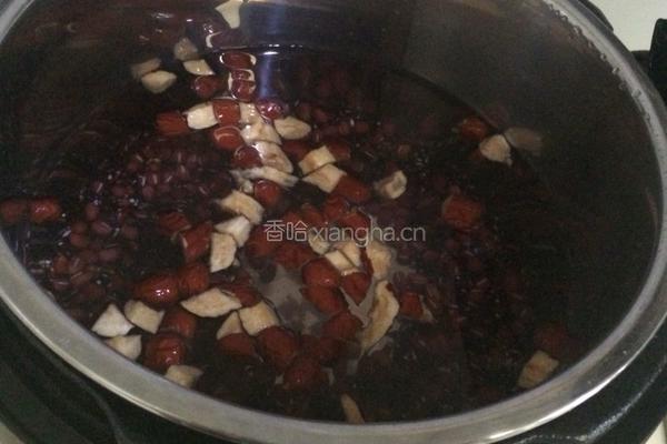 香芋黑米红豆粥。的做法图解5