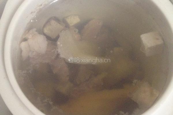 白茯苓麦冬山药炖瘦肉的做法图解3