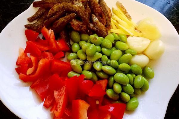 小鱼干炒青豆的做法图解1
