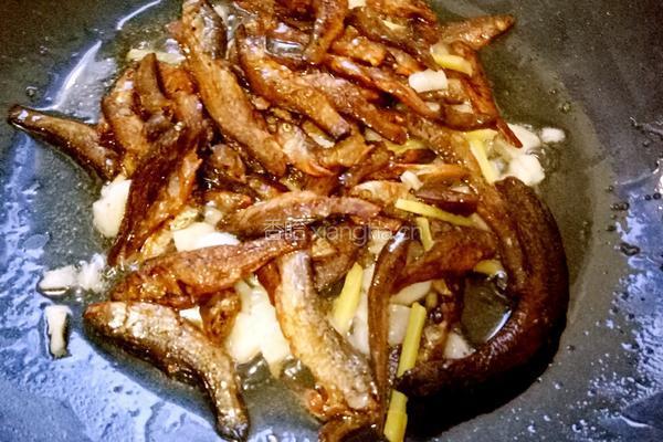 小鱼干炒青豆的做法图解5