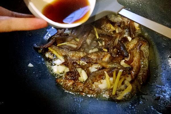 小鱼干炒青豆的做法图解6
