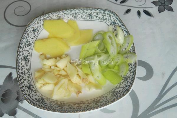 土豆炖鸡块的做法图解1