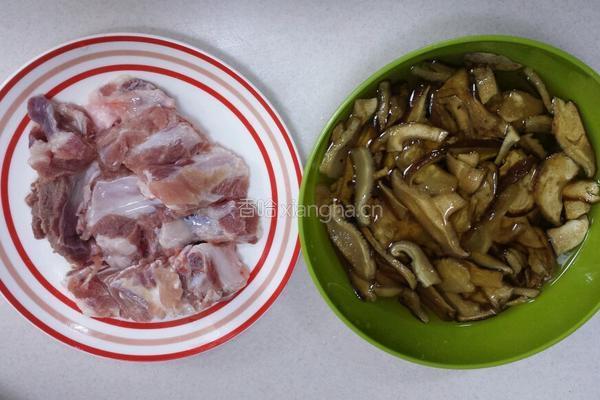 松茸排骨汤的做法图解1
