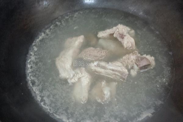 松茸排骨汤的做法图解3