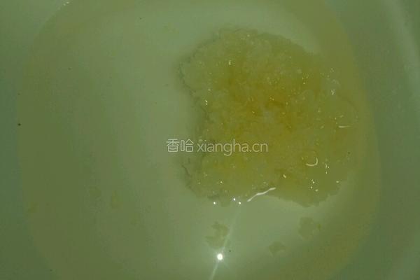 蜂蜜银耳汤的做法图解1