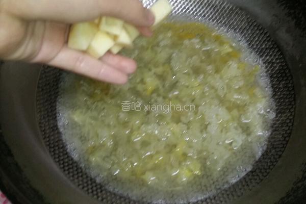 蜂蜜银耳汤的做法图解5