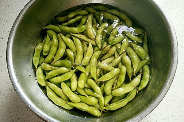 盐水毛豆的做法图解1