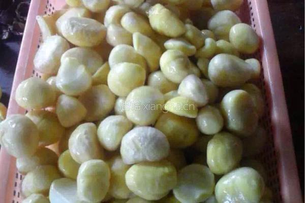 板栗绿豆沙肉粽。板栗蛋黄绿豆沙肉粽的做法图解4