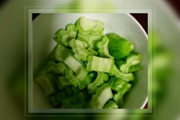 杨梅苦瓜的做法图解1