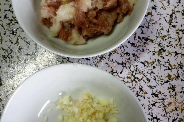 蒜香肉末淋小白菜的做法图解2