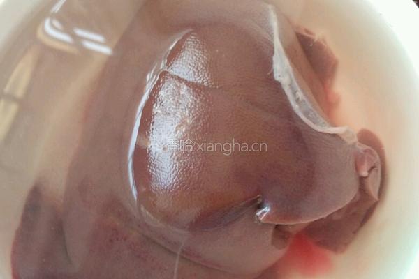 丝瓜猪肝汤的做法图解1