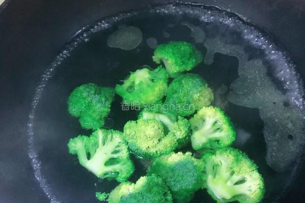 西兰花红烧鸡爪的做法图解7