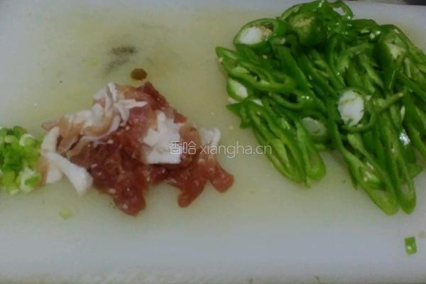 辣椒肉丝汆面的做法图解1