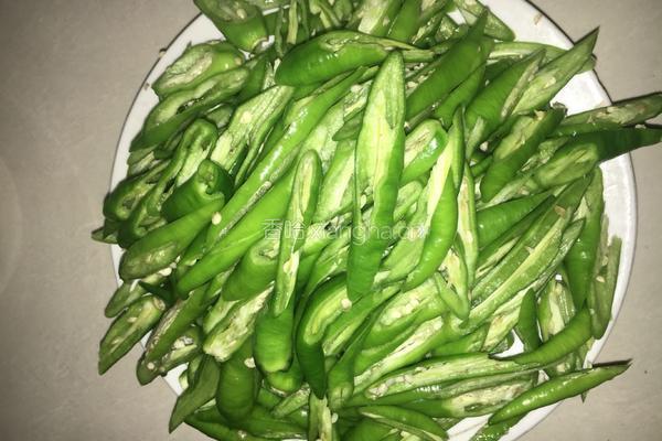 辣椒炒鸡蛋的做法图解1