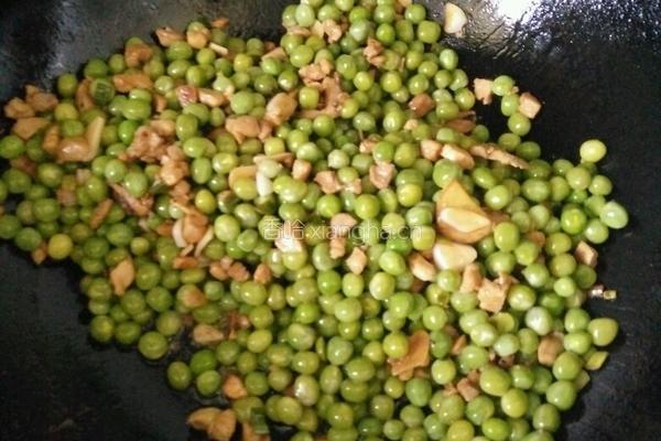 青豆鸡肉丁的做法图解5