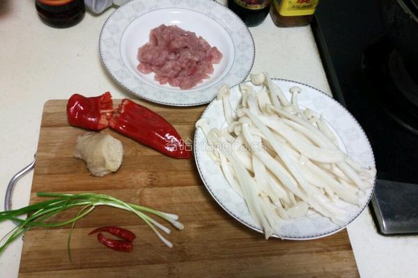 海鲜菇炒肉的做法图解1