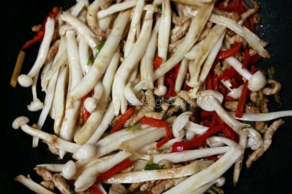 海鲜菇炒肉的做法图解6